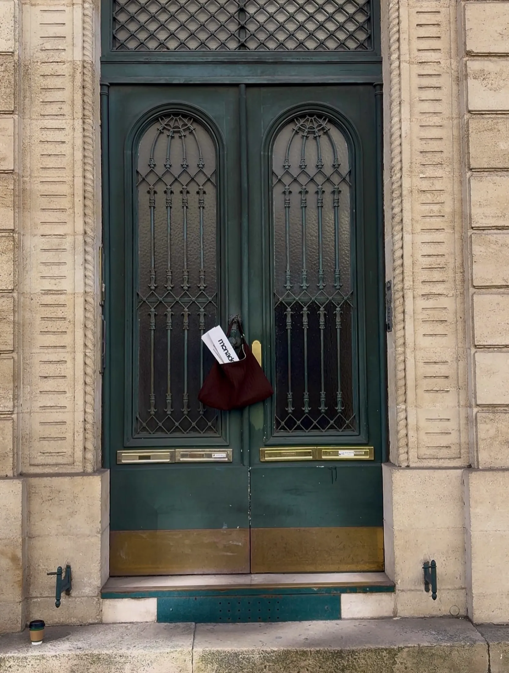 Monade porte immeuble parisien